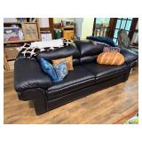 SOFA W PILLOWS / BLANKETS NOTE