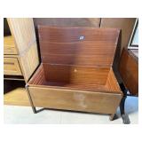 PRETTY VINTAGE MEREDEW HOPE CHEST