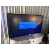 SAMSUNG 43IN FLAT SCREEN TV POWERS ON
