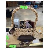 LARGE LOT OF MIXED EYEGLASSES NOTE