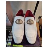 Menï¿½s White Loafers with Decorative Gold Accent
