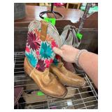 Roper Womenï¿½s Leather Western Boots with Floral Em
