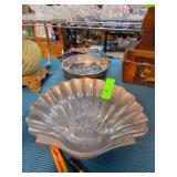 Metal Serving Dishes With Handle and Shell Design