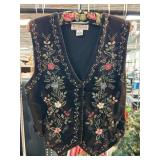 Chrysantheme Black Vest with Floral Embroidery