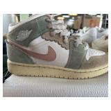 Air Jordan 1 Mid SE Shoes, 5.5Y, Multicolor