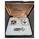 Shields Fifth Avenue Monogrammed G Jewelry Set