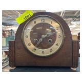 Vintage Mantel Clock With Pendulum Mechanism