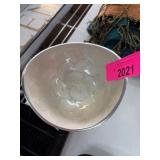 Decorative Bowl with Reflective Exterior