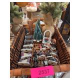 Christmas Village Figurines and Dï¿½c