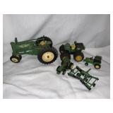 5 METAL  JOHN DEERE PIECES