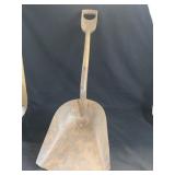 WOODEN HANDLE GRAIN SHOVEL