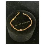 10KT Y GOLD BRACELET FEATURING BEAZLE SET OVAL