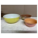 3 PYREX NESTING BOWLS (YELLOW AND 2 CLEAR BOTTOM)