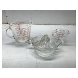 JUICER AND 2 PYREX D- HANDLE PYREX MEASURING CUPS