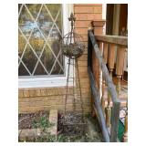 Metal Garden Topiary Stand With Fleur-de-Lis Finia