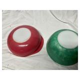 Set of Two pyrex Mixing Bowls in Red and Green