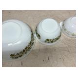 Set of Three Pyrex Mixing Bowls with Handles