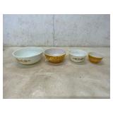 4 Pyrex Bowls