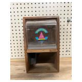 Wood and Plastic Chicle Gum Dispenser