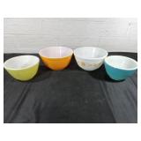 4 Pyrex Mixing Bowls in Assorted Colors
