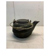 Cast Iron Kettle with Hinged Lid