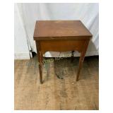 Vintageï¿½ Sewing Machine with Table