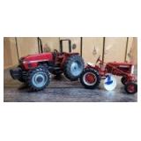 1/16 Scale Ertl/Spec Cast Farmall/Case IH (2)-wide front tractors w/fenders