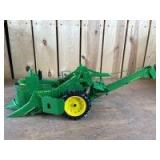 1/16 Scale Ertl John Deere Precision Classics 4020 Diesel w/ 237 Corn Picker