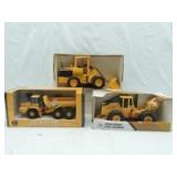 Various Scales Ertl John Deere (3)-articulated industrial items