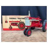 1/16 Farmall 560 NIB Ertl