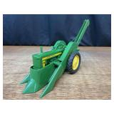 1/16 John Deere 620 w/Picker Ertl
