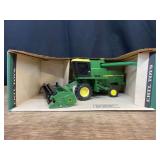 1/24 John Deere Titan Combine NIB Ertl