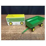 1/16 John Deere Flare Box Wagon NIB Ertl