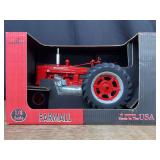1/8 Farmall H Collector NIB SM