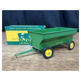 1/16 John Deere Flare Box Wagon NIB Eska
