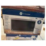 GE Appliances 0.9 Cubic Foot Countertop Microwave Oven