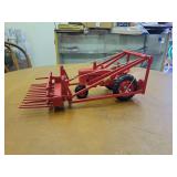 1/16 Farmall M w/Farmhand Loader SM