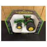 1/16 John Deere 8520 Collector NIB Ertl