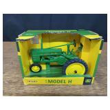 1/16 John Deere H NIB Ertl