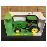 1/16 John Deere 8200 NIB Ertl