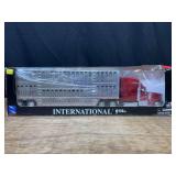 1/32 International Livestock Semi NIB NewRay