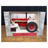 1/8 Farmall 560 NIB SM