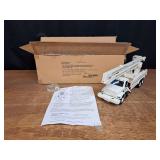 1/24 International Altec Service Truck NIB DG Productions