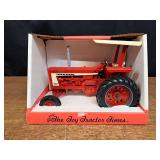 1/16 Farmall 706 1995 TTT NIB Ertl
