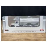 1/64 International Dry Fertilizer Truck NIB SC