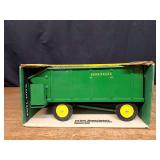 1/16 John Deere Chuck Wagon NIB Ertl