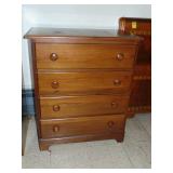 4-drawer dresser w. wooden pulls