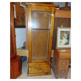 glass front gun/display cabinet with Key!
