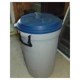 Rubbermaid Trash Can with Lid
