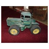 1:16 Scale John Deere 4WD 8 wheel Toy Tractor